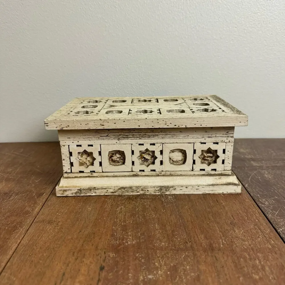 Vintage JAPAN Intricate Wood inlay pattern Jewelry Music Box Velvet lined‎